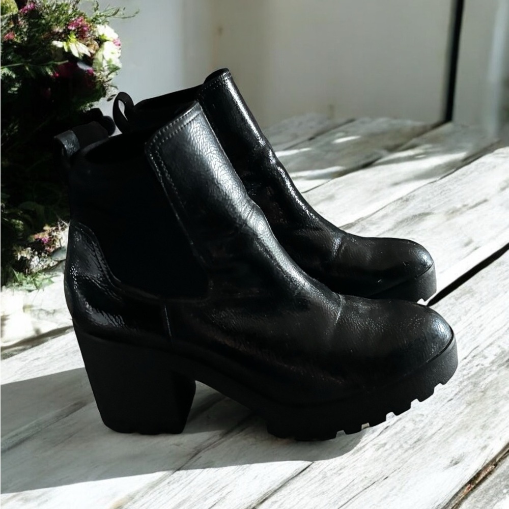 Aldo Platform Ankle Boot. Faux Textured Patent Leather. Like New. Size 7.5